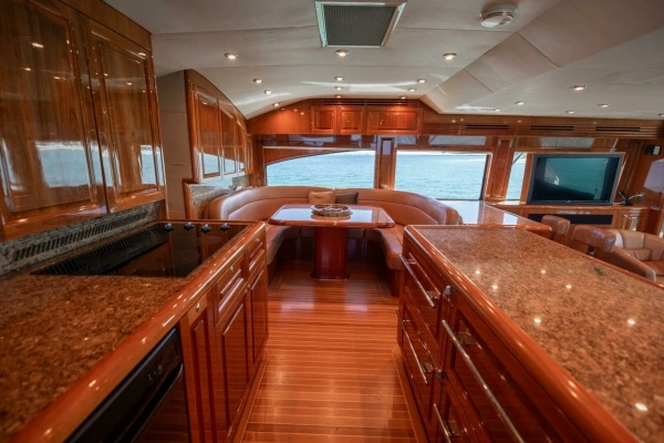 2005 Hatteras 68