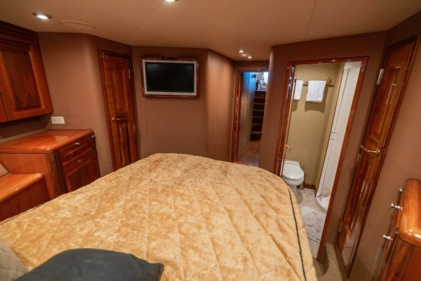 2005 Hatteras 68