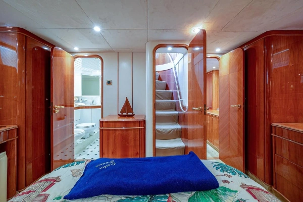 2000 Princess 72
