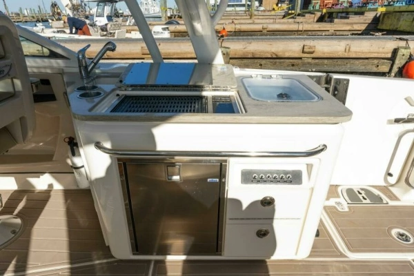 2017 Boston Whaler 32