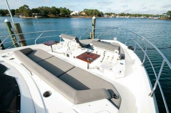 2019 Cruisers Yachts 60