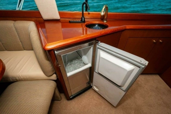 Photo of the 1998 Ocean 48 Super Sport "No Name"