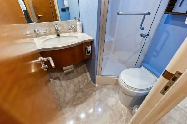 2006 Lazzara Yachts 84