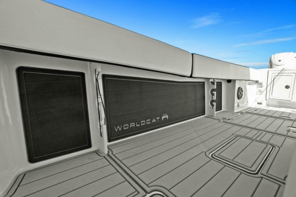 2022 World Cat 400 CC-X - Starboard Side Horizontal Rod Holders