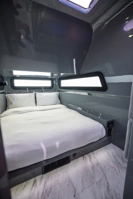 2024 Midnight Express 52
