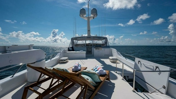 2003 Hatteras 100