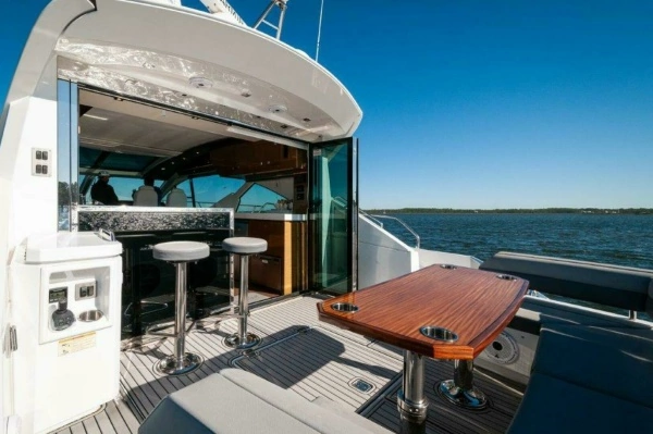 2020 Cruisers Yachts 60