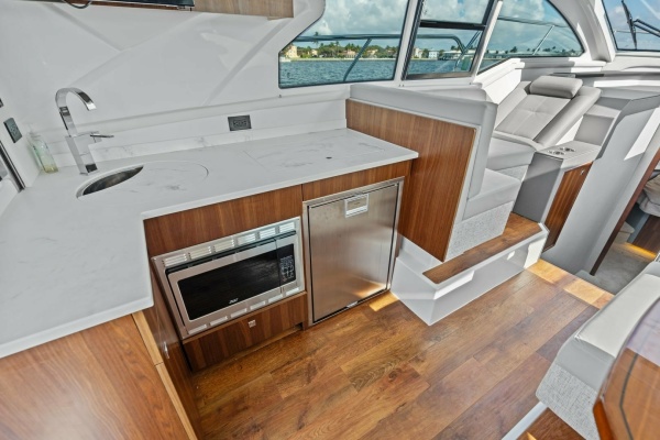 2023 Cruisers Yachts 42 Cantius