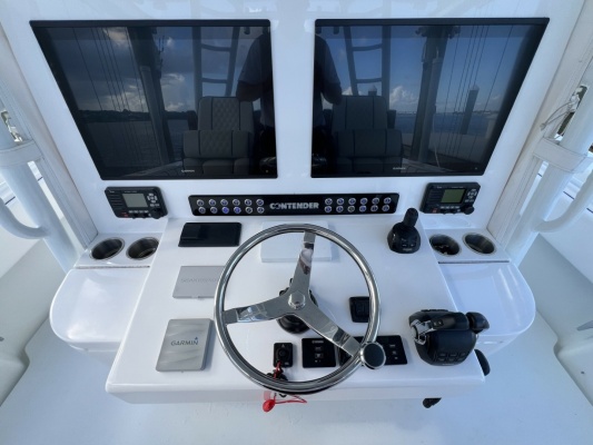 Contender 44 NAUTI GIRL - Helm
