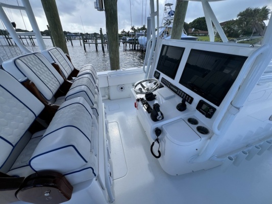 Contender 44 NAUTI GIRL - Helm