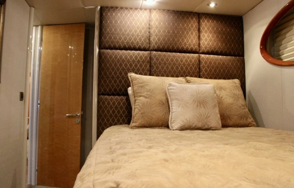 2007 Lazzara Yachts 74