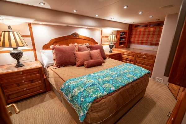 2005 Hatteras 68