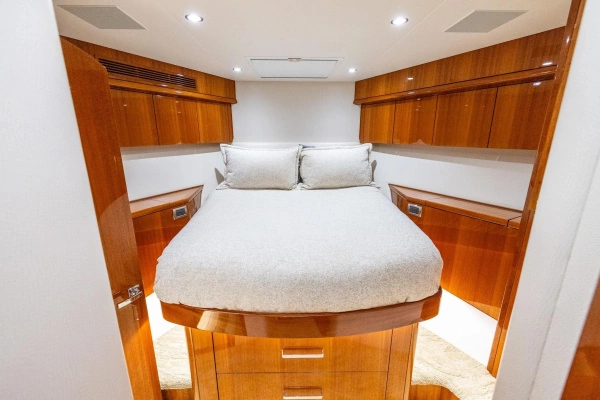 2024 Hatteras 70