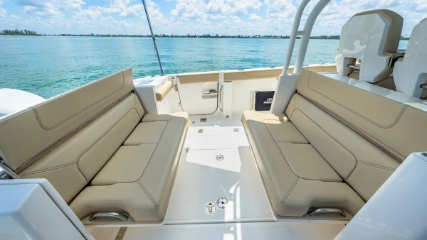 2019 Pursuit 32