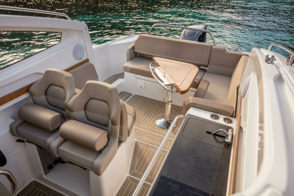 Nimbus Weekender Helm and Aft Seating