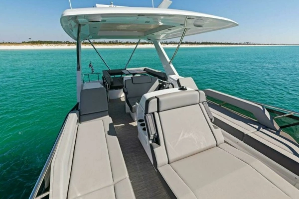 2023 Cruisers Yachts 60