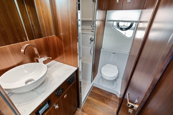Cruisers 42 SARGAM - Stateroom Head