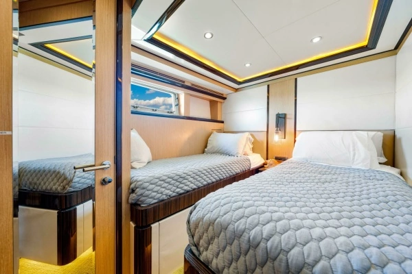 2010 Ocean Alexander 83