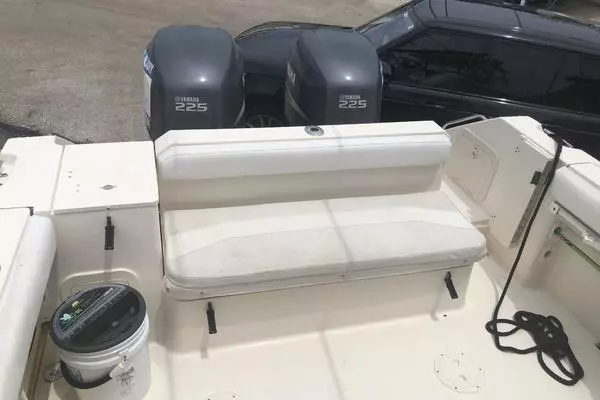 Photo of the 2003 Pursuit 2870 Walkaround