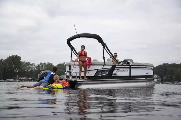 Photo of the 2025 Starcraft SLS 1