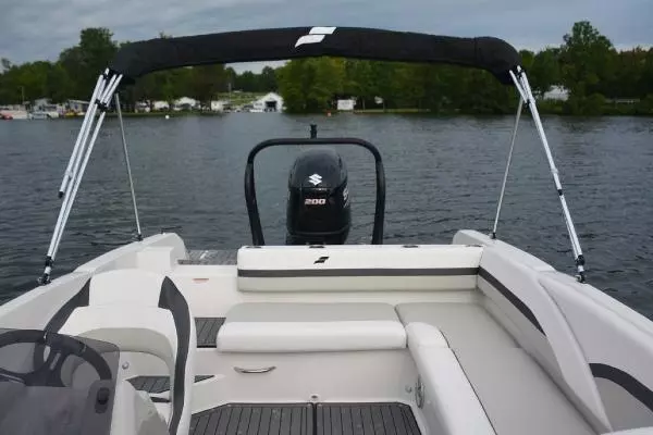 Photo of the 2025 Starcraft SVX 211