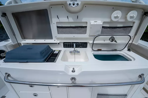 2017 Boston Whaler 37