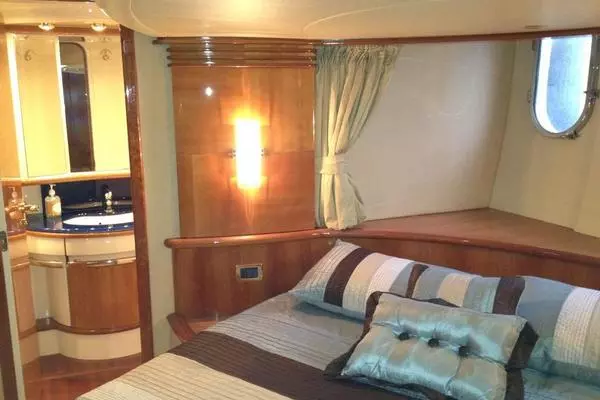 2005 Azimut 62
