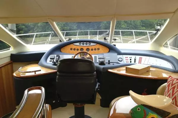 2005 Azimut 62
