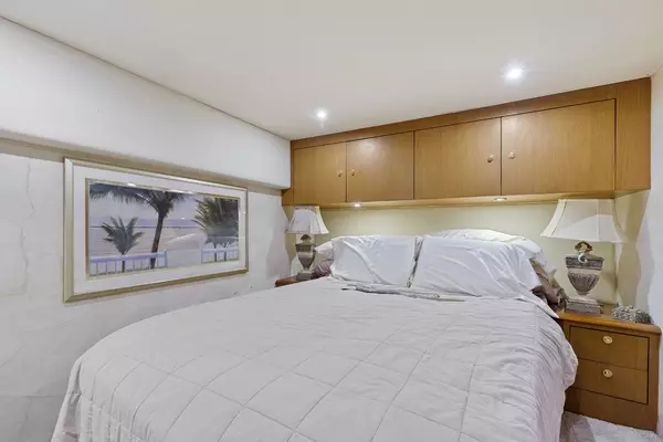 2001 Ocean Yachts 52