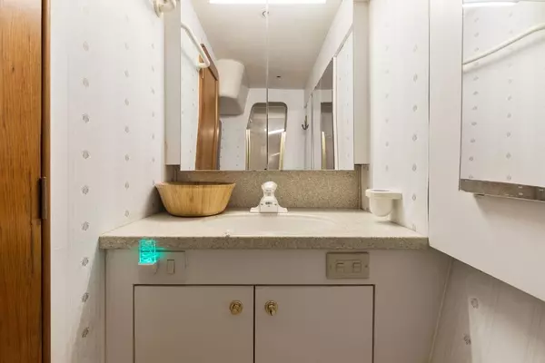 2001 Ocean Yachts 52