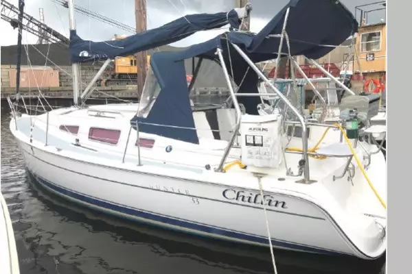 CHILLIN 33ft Hunter Yacht For Sale
