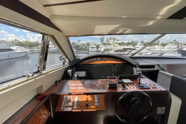 2001 Ferretti Yachts 68