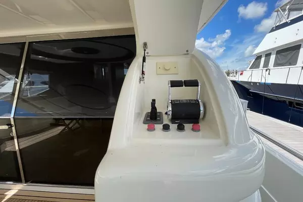 2001 Ferretti Yachts 68