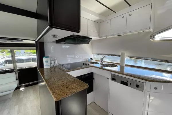 2001 Ferretti Yachts 68