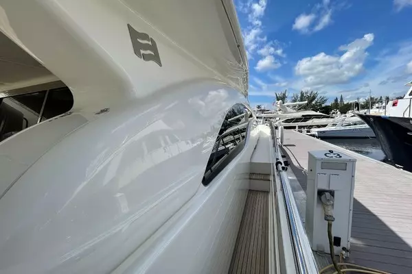 2001 Ferretti Yachts 68