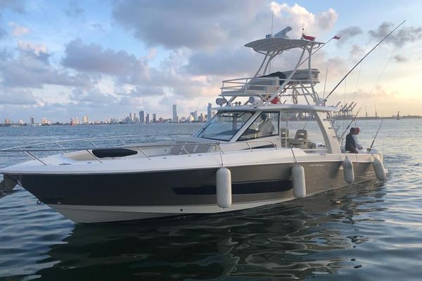42-ft-Boston Whaler-2018-420 Outrage-Katya-Barranquilla Colombia yacht for sale