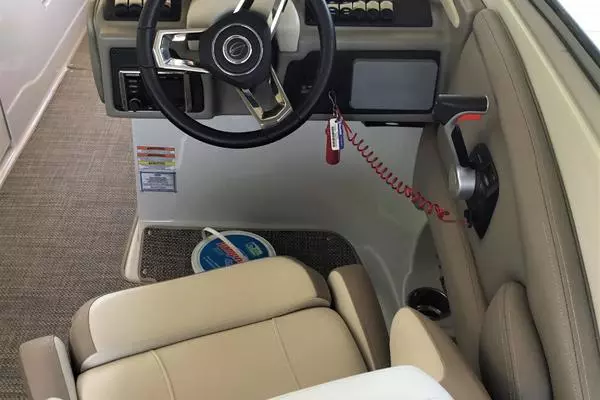 Photo of the 2019 Crownline E275XS
