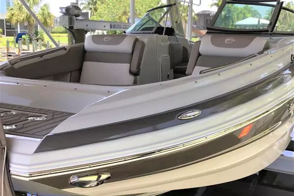 Photo of the 2019 Crownline E275XS