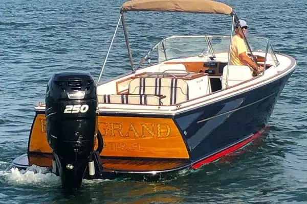 Photo of the 2016 Vanquish 26 Runabout "Baby Grand"