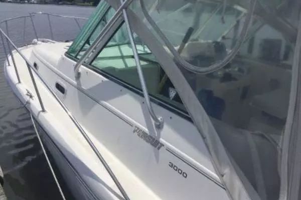 Photo of the 2000 Pursuit 3000 "Hot Pursuit"