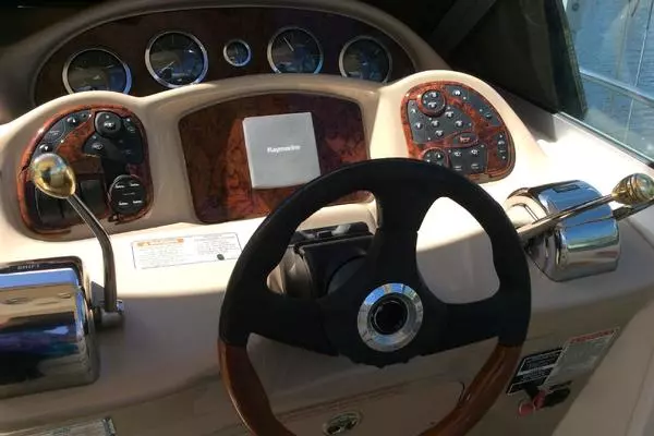 Photo of the 2003 Sea Ray 320