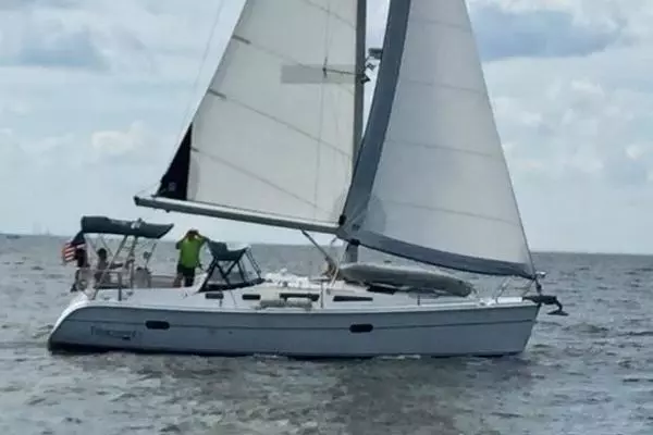 DISCOVERY 2002 Hunter 356 35 ft Sloop by Dave van den Arend