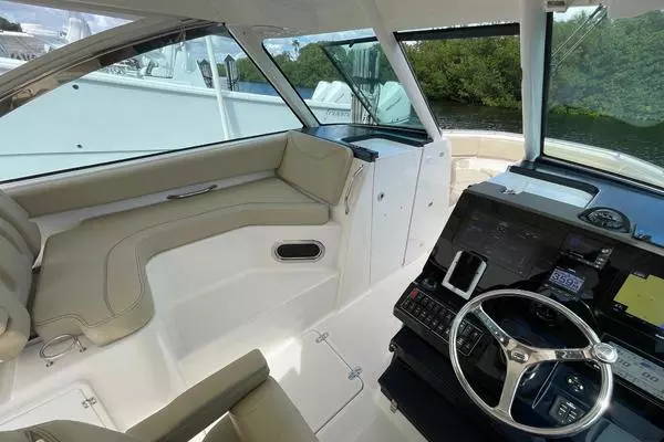 Pursuit 325 DC Yacht For Sale