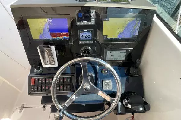 Pursuit 325 DC Yacht For Sale