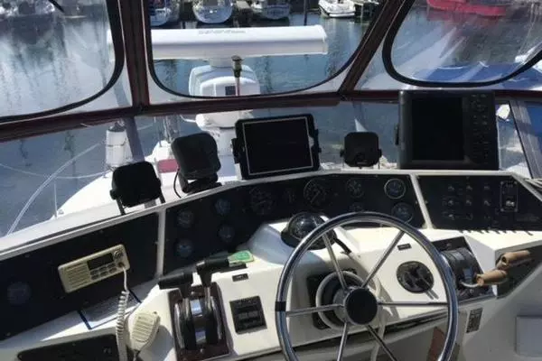 Photo of the 1989 Sea Ray 300 Sedan Bridge