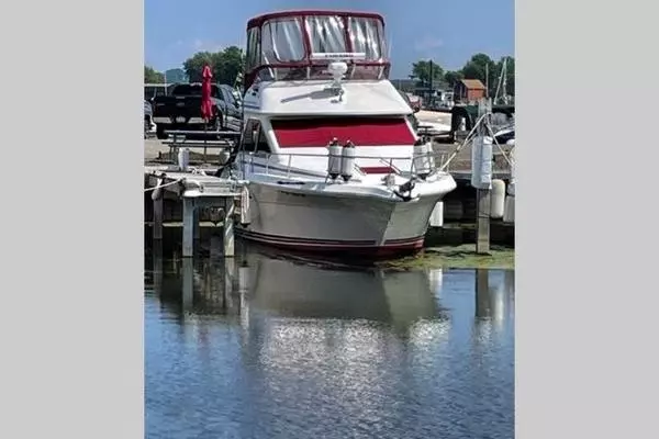 Photo of the 1989 Sea Ray 300 Sedan Bridge