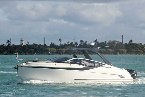 Photo of the 2023 Fairline F//Line 33 Outboard