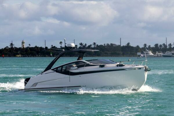 Photo of the 2023 Fairline F//Line 33 Outboard
