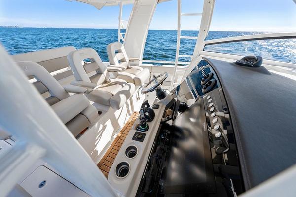 2019 Boston Whaler 420 Outrage - Susie Q - Helm