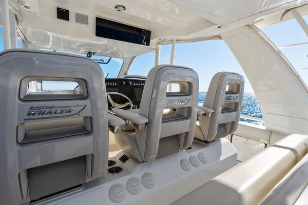 2019 Boston Whaler 420 Outrage - Susie Q - Helm